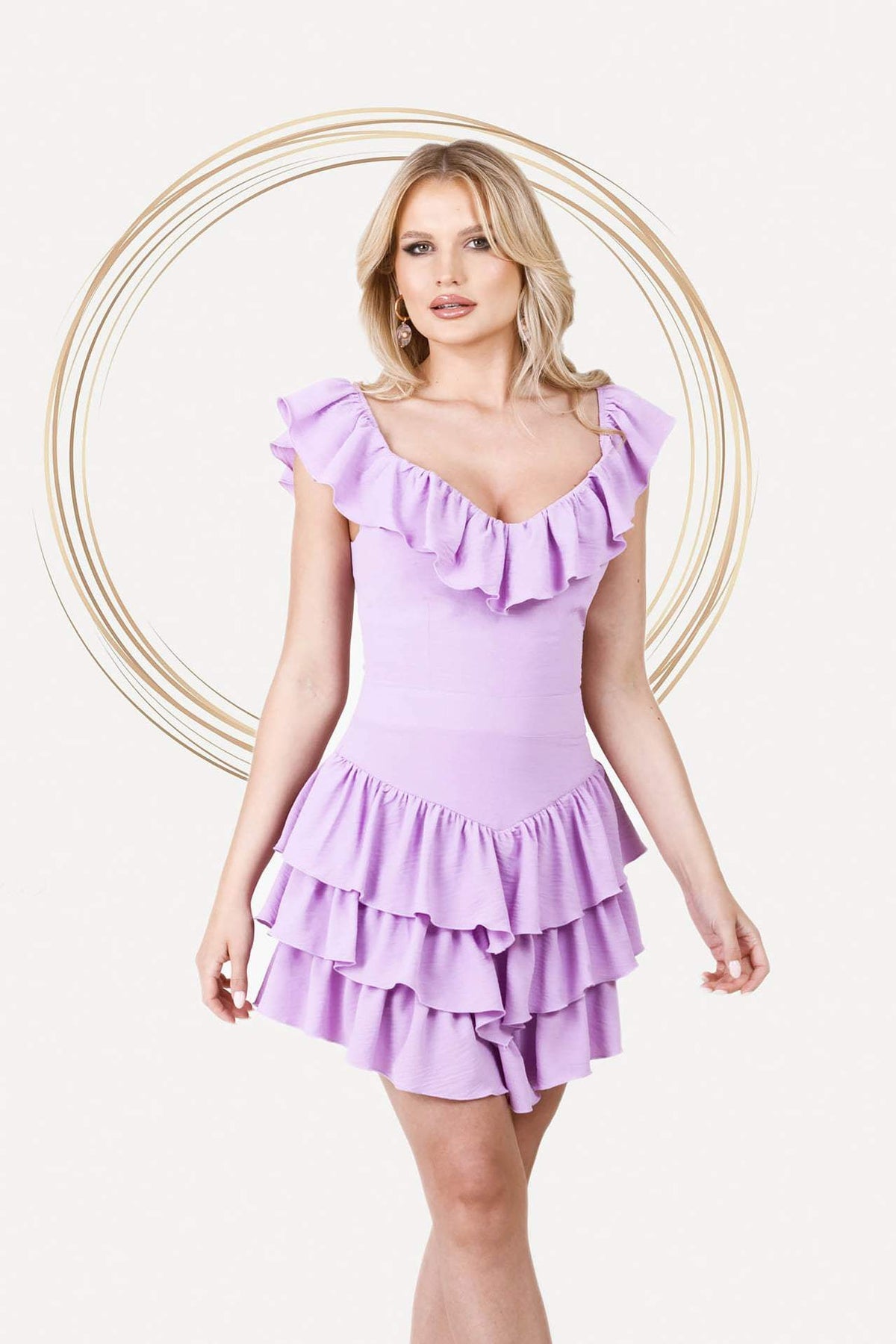 Abito corto lilla asimmetrico Pretty Girl con scollo a barchetta e volant, vestito elegante e femminile.