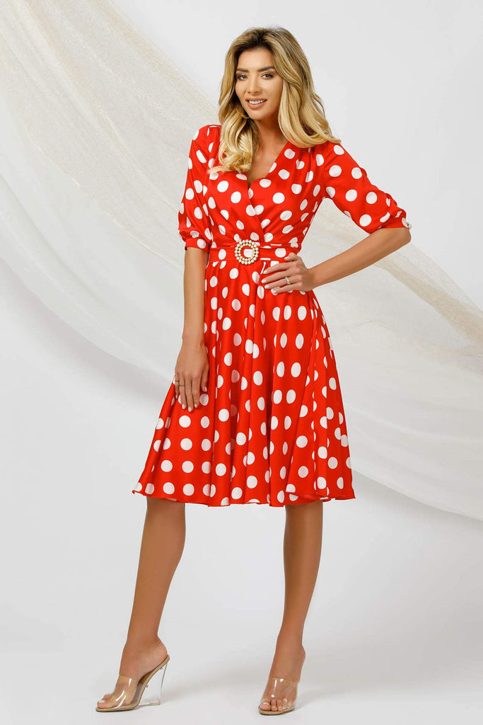 Abito svasato rosso a fantasia pois bianchi con scollo a V e