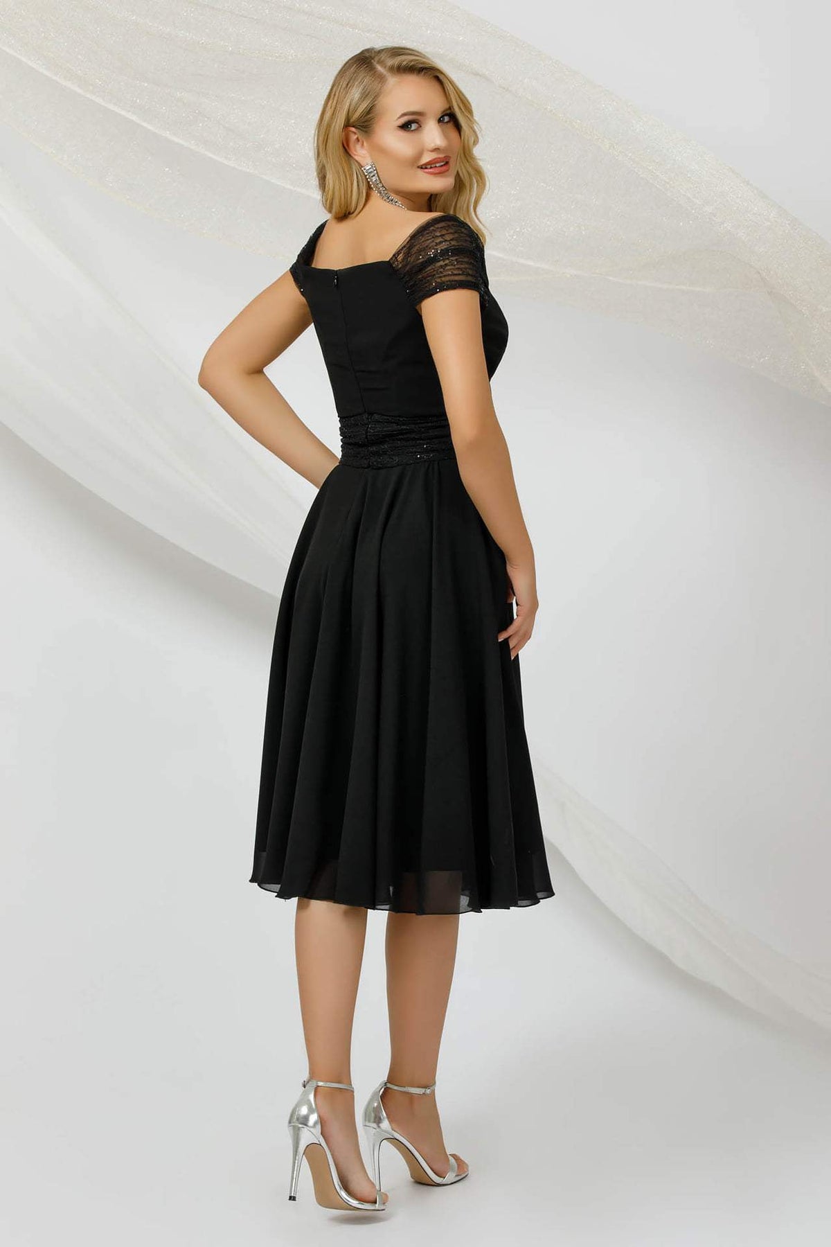 Abito midi svasato nero PrettyGirl con scollo a V e cintura rimovibile, vestibilità elegante e femminile.