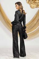 Blusa elegante nera in tessuto satinato Pretty Girl con accessorio in strass argento al collo, dettagli raffinati.