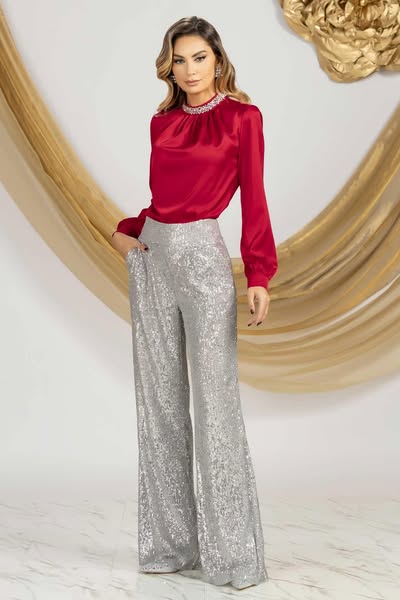 Blusa elegante rossa in satinato Pretty Girl con accessorio in strass argento al collo, visibile in primo piano.