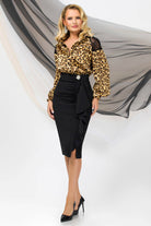Camicia Pretty Girl con stampa maculata beige e nero, dettagli in pizzo nero, tessuto leggero e stile elegante.
