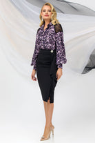Camicia Pretty Girl a stampa maculata viola e nera con pizzo nero sulle spalle, t-shirt femminile elegante e alla moda