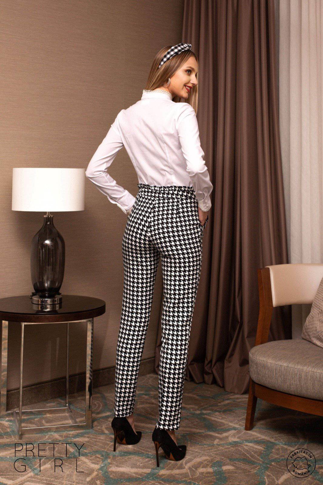 Camicia elegante bianca Pretty Girl con collo alto, tessuto leggero e dettagli raffinati, vista frontale su sfondo neutro.