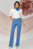 Pantaloni eleganti azzurro a gamba larga Pretty Girl con accessori dorati laterali in vita, tessuto fluido e design raffinato