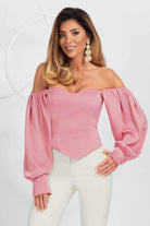 Corpetto satinato rosa Pretty Girl con scollo a cuore e maniche lunghe a sbuffo, elegante top femminile.