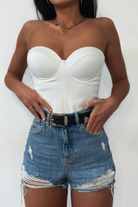 Corpetto bianco in viscosa con coppe a cuore e cerniera posteriore, top Moda Mania, vestibilità femminile ed elegante.