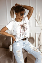 T-shirt bianco in cotone Moda Mania con stampa profilo ragazza, maniche corte con risvolto, stile fashion.