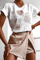 T-shirt bianco in cotone Moda Mania con stampa busto ragazza, cerchi beige e maniche corte con risvolto.