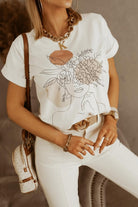 T-shirt bianco in cotone Moda Mania con stampa busto ragazza, cerchi beige e maniche corte con risvolto.