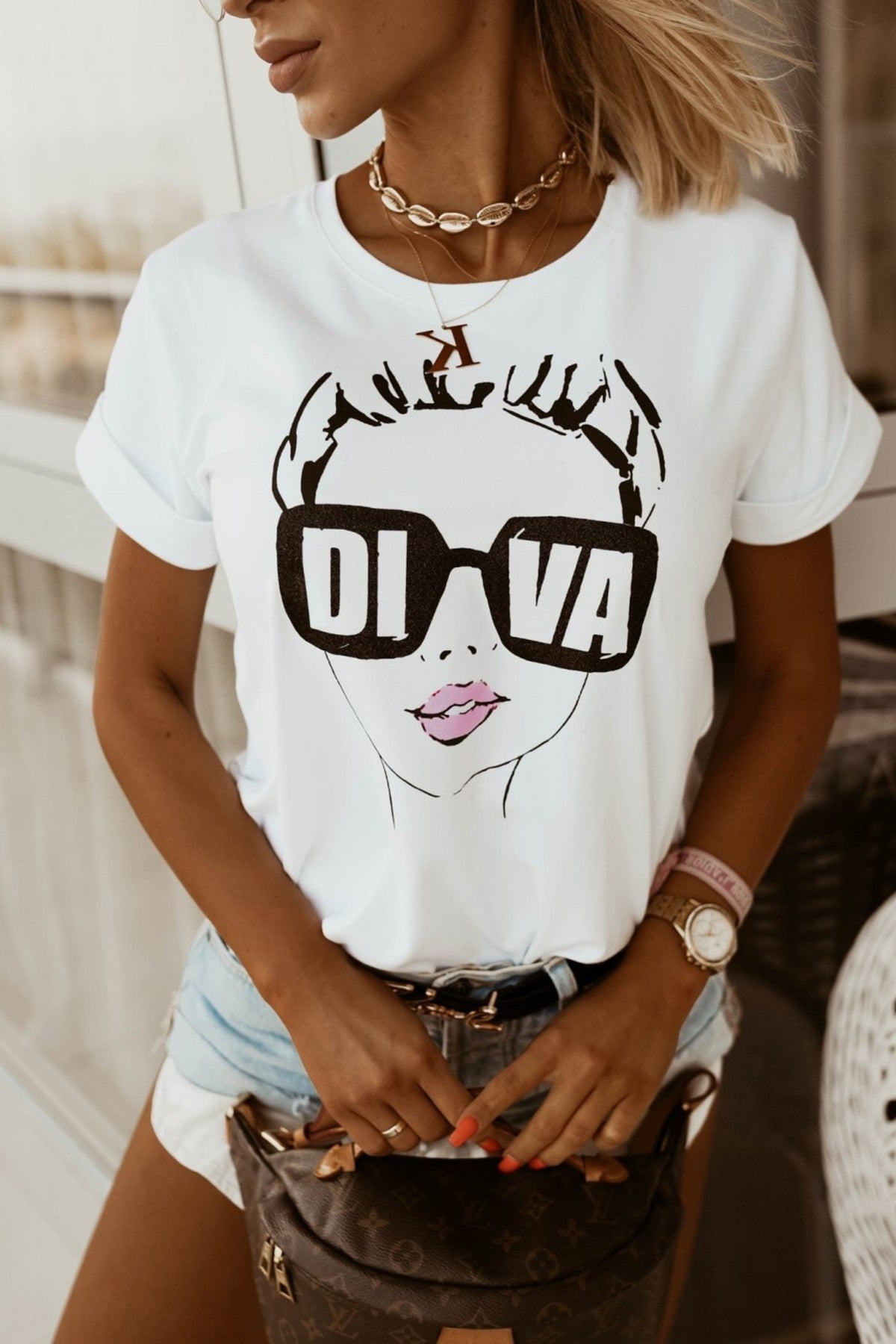 T-shirt bianco in cotone Moda Mania con stampa donna occhiali scritta Diva, maniche corte con risvolto, stile casual.