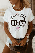 T-shirt bianco in cotone Moda Mania con stampa donna occhiali scritta Diva, maniche corte con risvolto, stile casual.