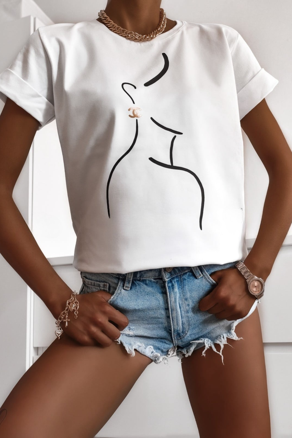 T-shirt bianco in cotone Moda Mania con stampa nera profilo ragazza, maniche corte con risvolto, stile casual e moderno.