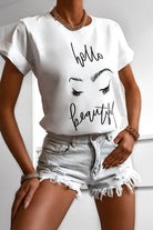 T-shirt bianco in cotone Moda Mania con stampa "Hello Beautiful", maniche corte con risvolto, stile casual e moderno.