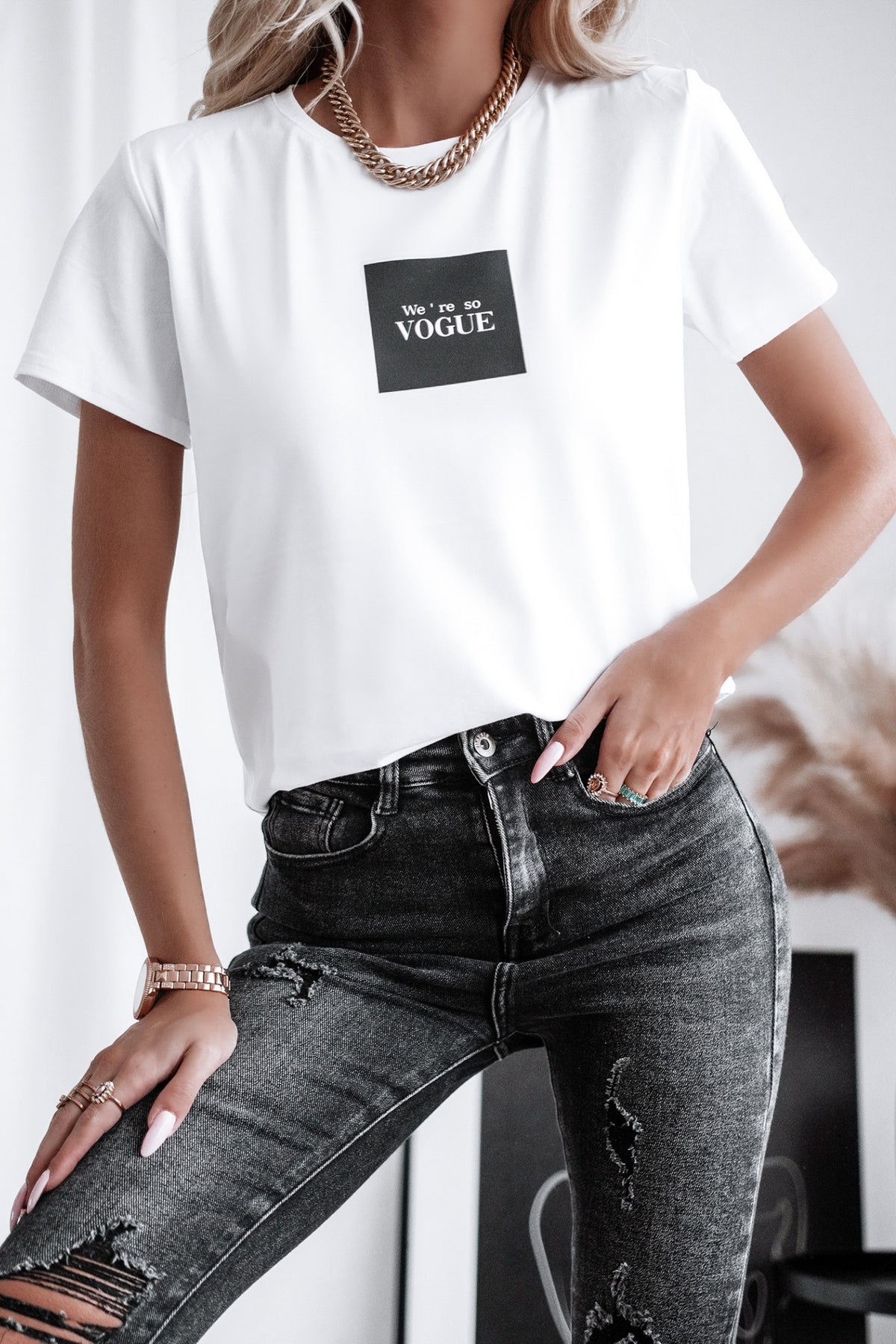 T-shirt bianco in cotone Moda Mania con stampa Vogue, maniche corte con risvolto, vestibilità casual e stile moderno