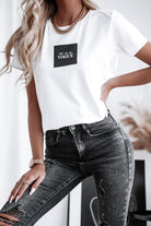 T-shirt bianco in cotone Moda Mania con stampa Vogue, maniche corte con risvolto, vestibilità casual e stile moderno