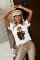 T-shirt bianco in cotone Moda Mania con stampa di orsetto monello, maniche corte con risvolto, stile casual e divertente