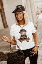 T-shirt bianco in cotone Moda Mania con stampa di orsetto vestito, maniche corte con risvolto, stile casual e divertente.