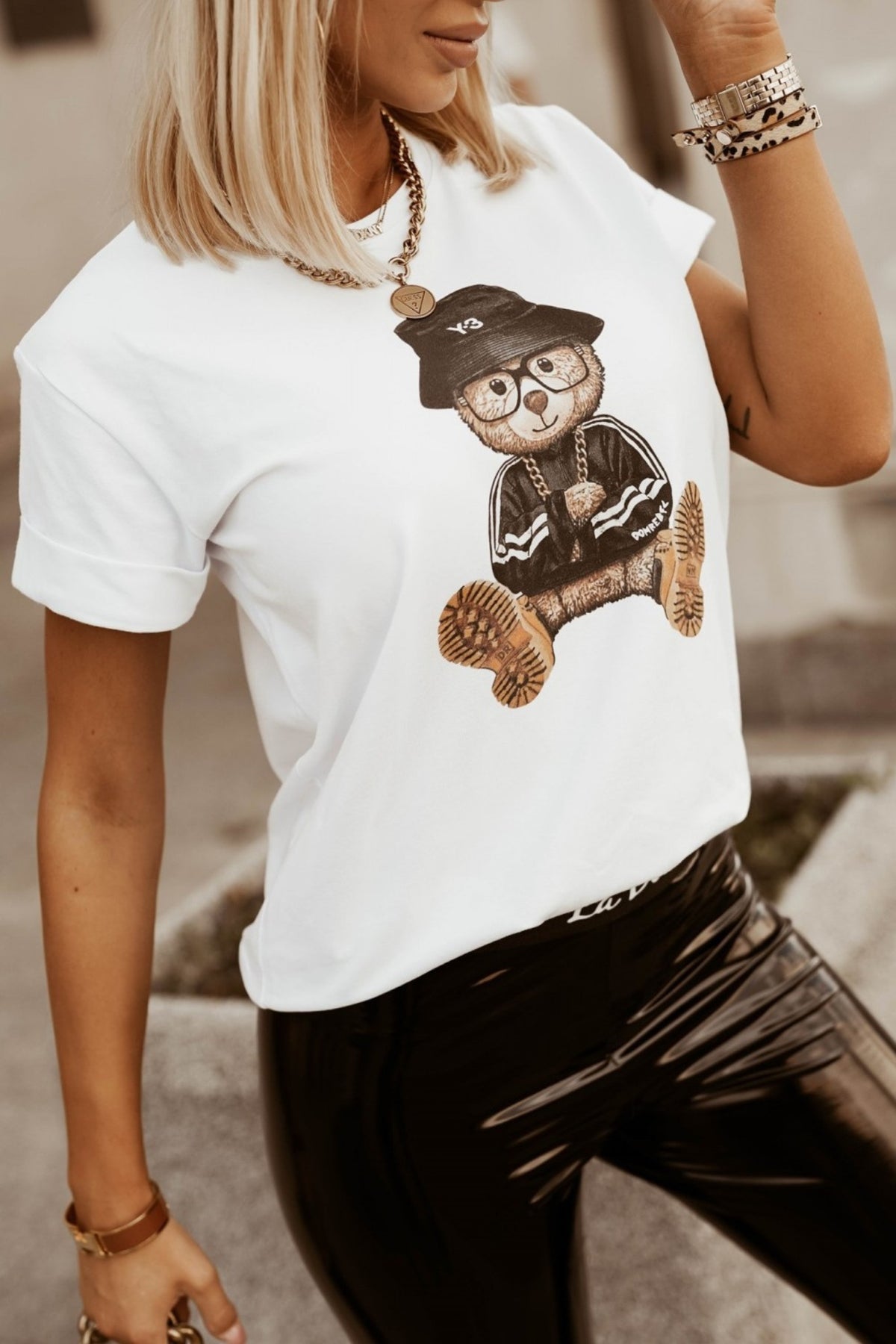 T-shirt bianco in cotone Moda Mania con stampa di un orsetto vestito, maniche corte con risvolto, stile casual e simpatico.