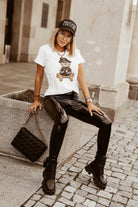 T-shirt bianco in cotone Moda Mania con stampa di orsetto vestito, maniche corte con risvolto, stile casual e simpatico.