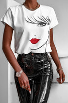 T-shirt bianco in cotone Moda Mania con stampa di una ragazza con labbra rosse e maniche corte con risvolto.