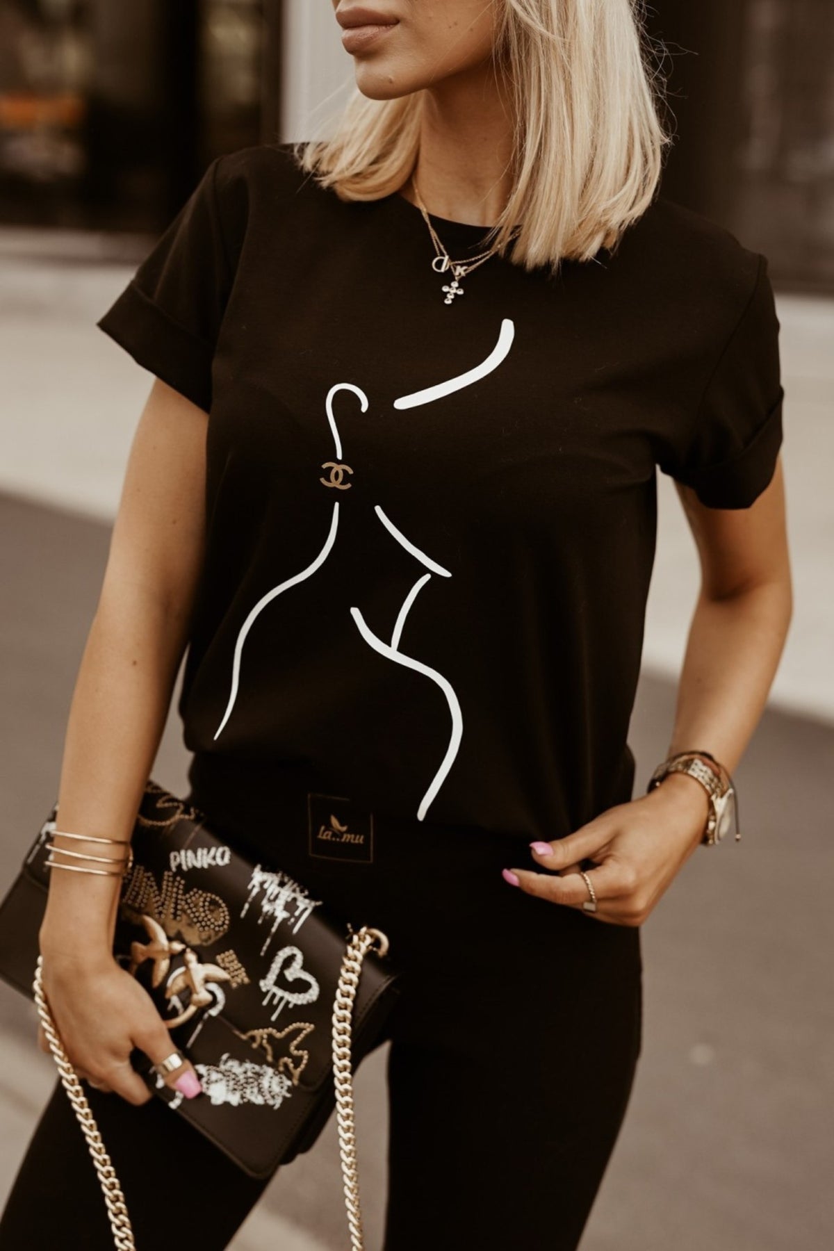 T-shirt nero in cotone Moda Mania con stampa bianca di profilo di ragazza e maniche corte con risvolto.