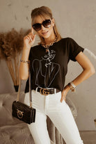 T-shirt nero in cotone Moda Mania con stampa bianca di ragazza, maniche corte con risvolto, stile casual e moderno