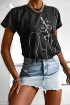 T-shirt nera in cotone Moda Mania con stampa bianca di ragazza e maniche corte con risvolto.