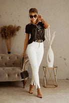 T-shirt nero in cotone Moda Mania con stampa bianca di ragazza, maniche corte con risvolto, casual e alla moda.