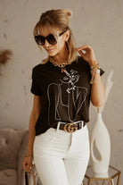 Maglietta nera in cotone Moda Mania con stampa bianca di ragazza, maniche corte con risvolto, stile casual e moderno