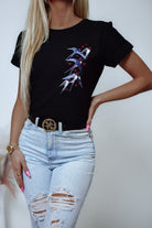 Maglietta nera in cotone Moda Mania con stampa di rondini sul davanti e maniche corte con risvolto, vestibilità casual.