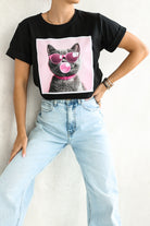 Maglietta nera in cotone elasticizzato con stampa gatto sul davanti e maniche corte con risvolto, di Moda Mania.