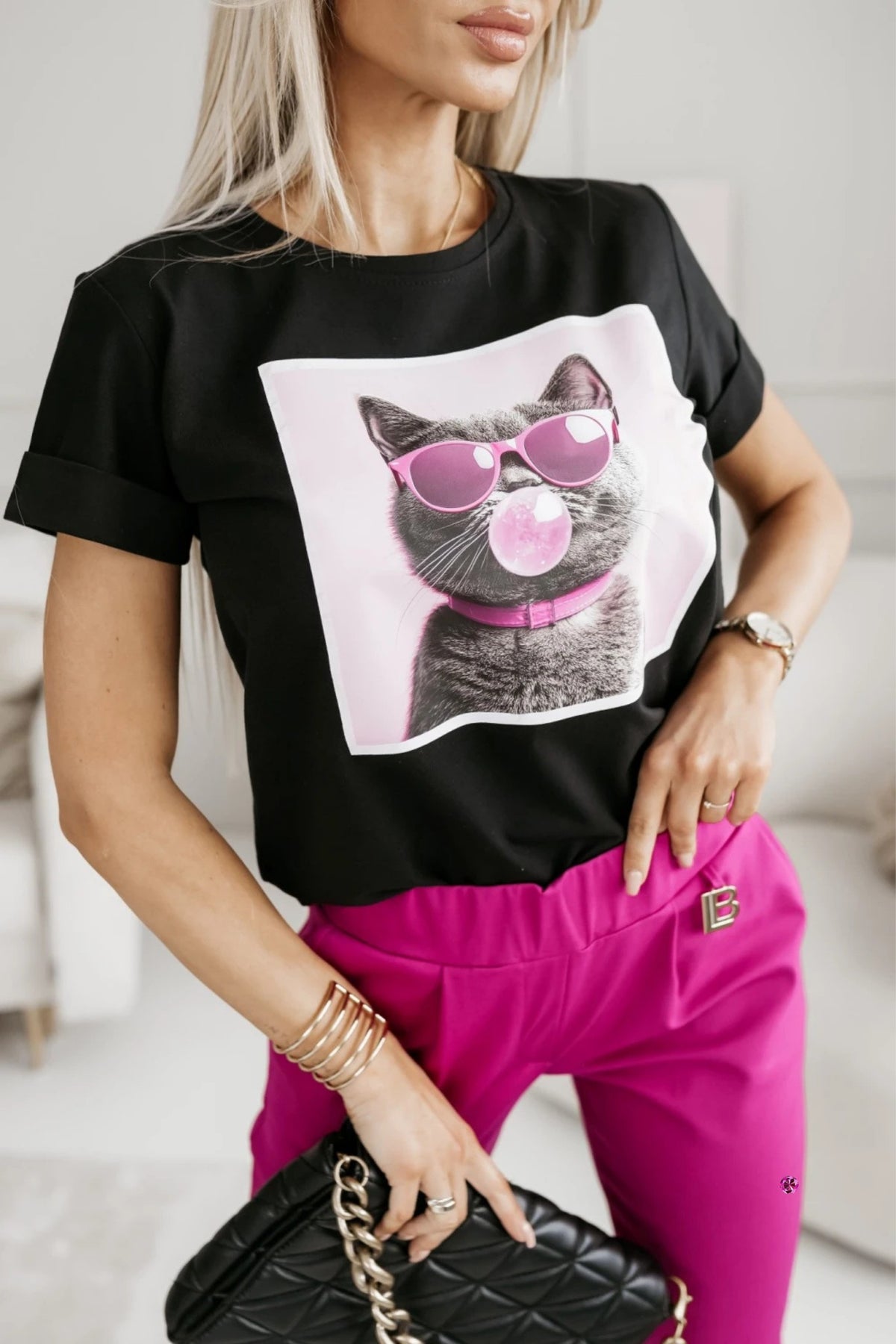T-shirt nera in cotone elasticizzato con stampa gatto sul davanti e maniche corte con risvolto, di Moda Mania.