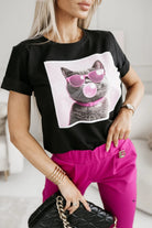 T-shirt nera in cotone elasticizzato con stampa gatto sul davanti e maniche corte con risvolto, di Moda Mania.
