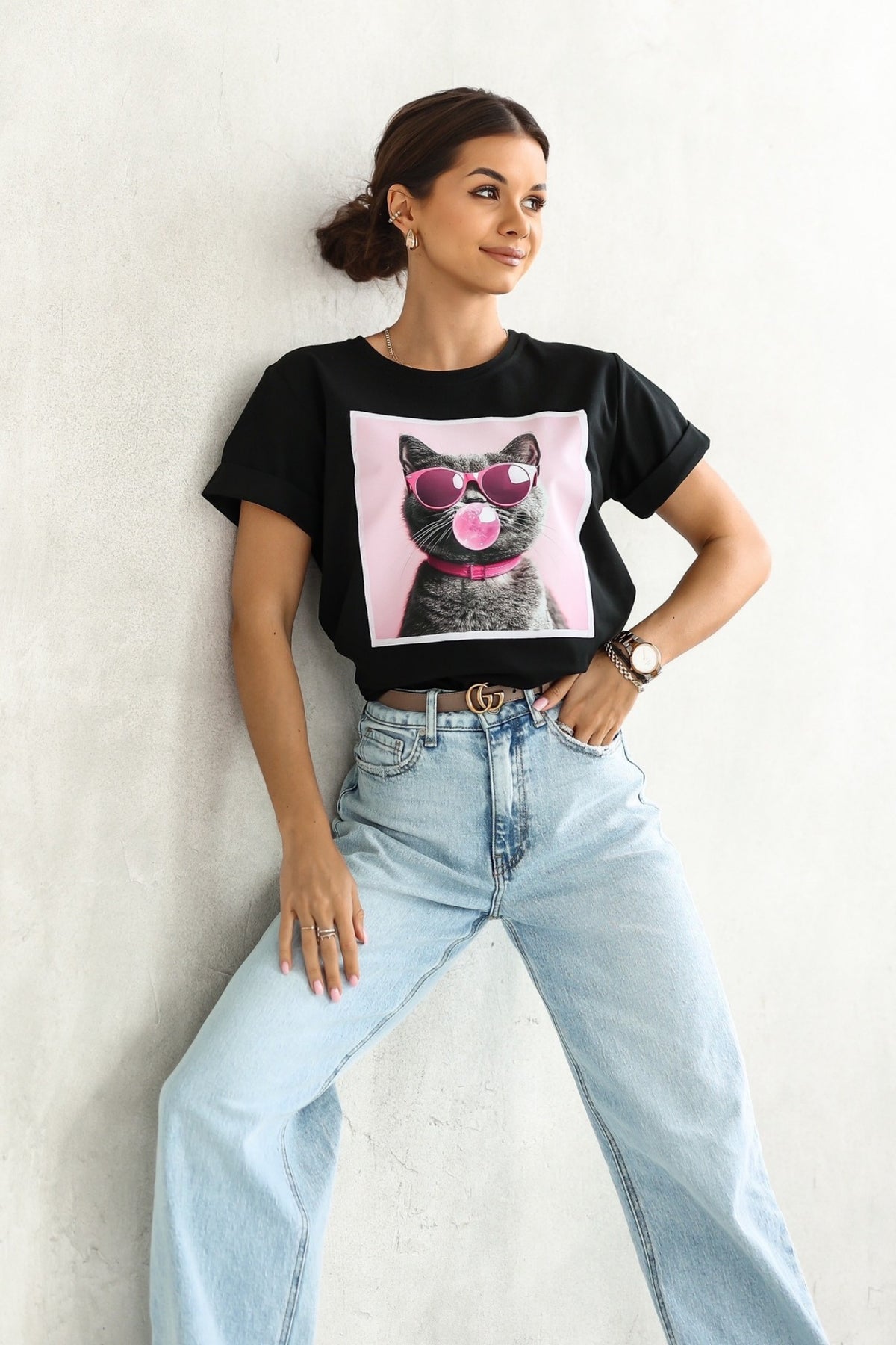 T-shirt nero in cotone elasticizzato con stampa gatto sul davanti e maniche corte con risvolto, marca Moda Mania