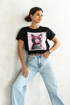 T-shirt nero in cotone elasticizzato con stampa gatto sul davanti e maniche corte con risvolto, marca Moda Mania
