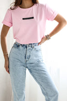 Maglietta rosa in cotone Moda Mania con stampa scritta Intuition, maniche corte con risvolto, stile casual e fresco.
