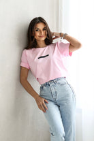 Maglietta rosa in cotone Moda Mania con stampa scritta Intuition e maniche corte con risvolto, vestibilità comoda.