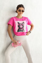 T-shirt rosa in cotone elasticizzato con stampa gatto sul davanti e maniche corte con risvolto, di Moda Mania.