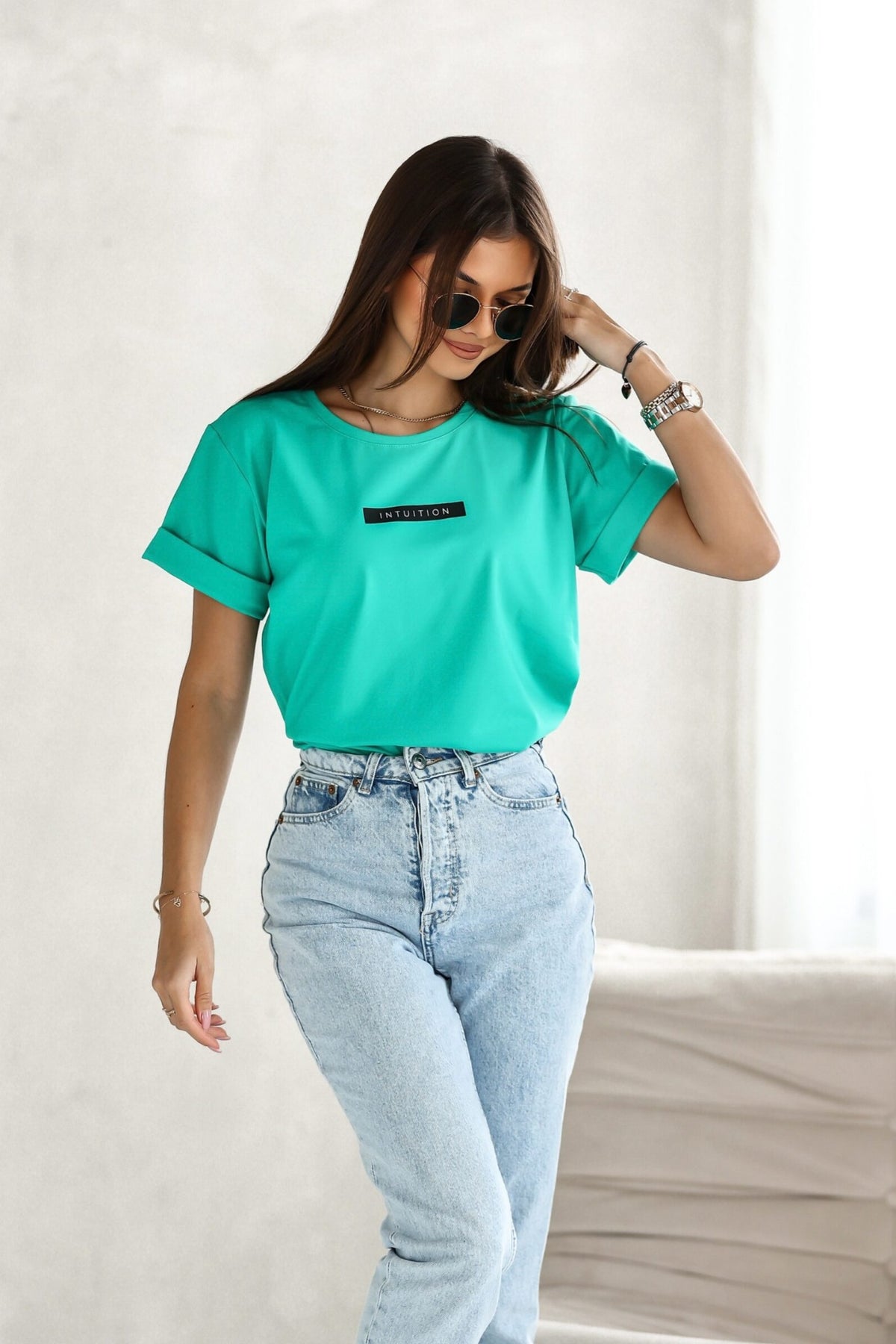 T-shirt verde acqua in cotone Moda Mania con stampa Intuition, maniche corte con risvolto, stile casual e moderno.