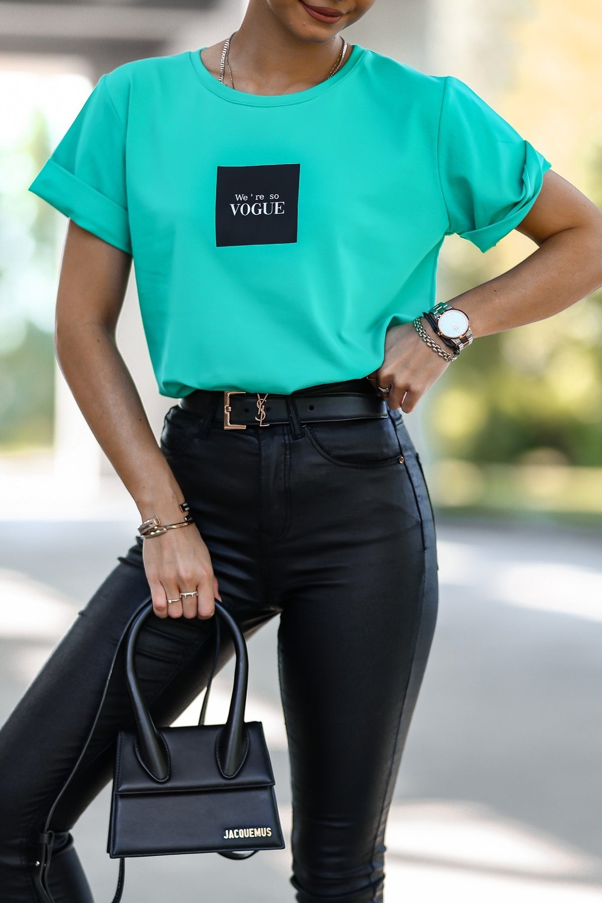 T-shirt verde acqua in cotone Moda Mania con stampa Vogue, maniche corte con risvolto, stile casual e moderno.
