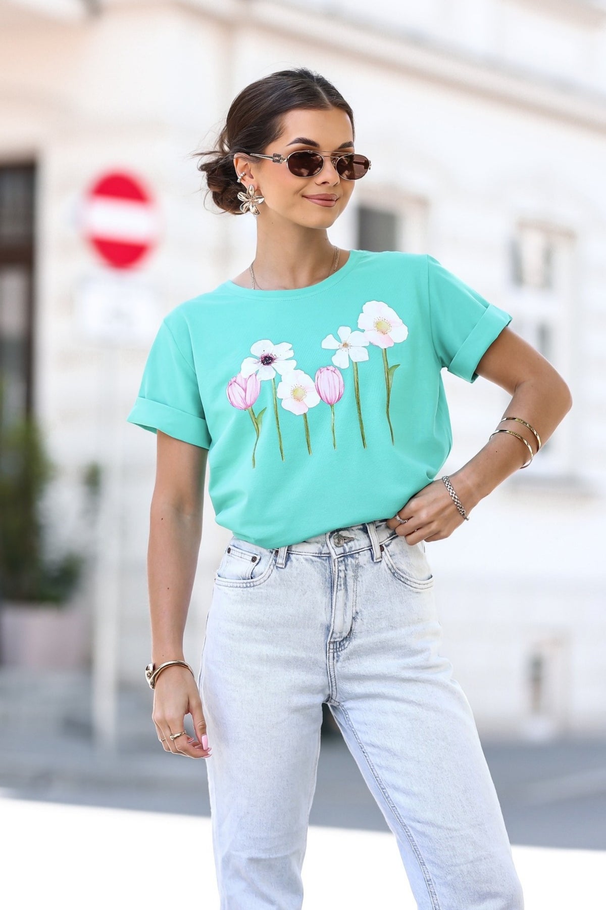 T-shirt verde acqua Moda Mania in cotone elastico con stampa floreale rosa e maniche corte con risvolto.