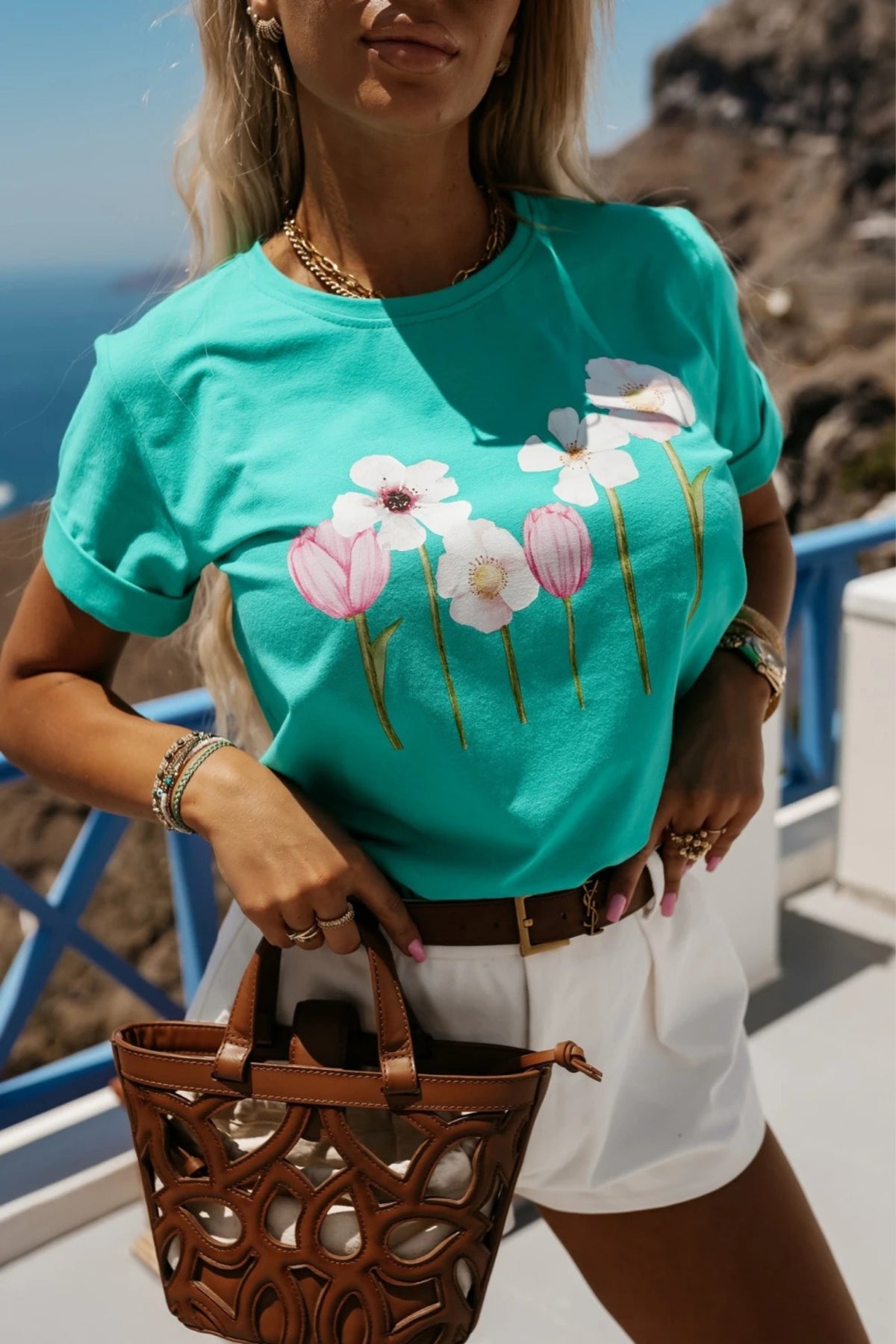 T-shirt verde acqua in cotone elasticizzato con stampa floreale rosa e maniche corte con risvolto, marca Moda Mania.