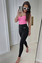 Top crop a fascia fucsia in cotone elasticizzato con scollatura a cuore, prodotto Moda-Mania, vista frontale su sfondo neutro
