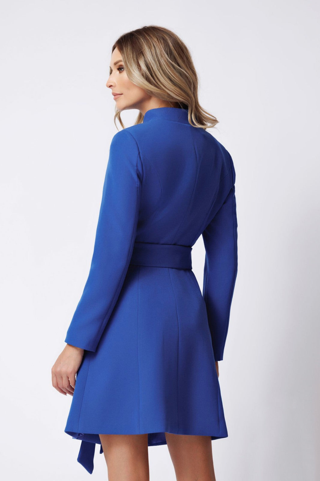 Giacche Artista trench blu elettrico con collo alto, tasche, abbottonatura nascosta e cintura in tessuto, stile elegante e moderno.
