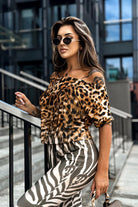Salopette casual Moda-Mania con fantasia animalier leopardata e zebrata, tasche laterali, tessuto morbido e stile trendy.