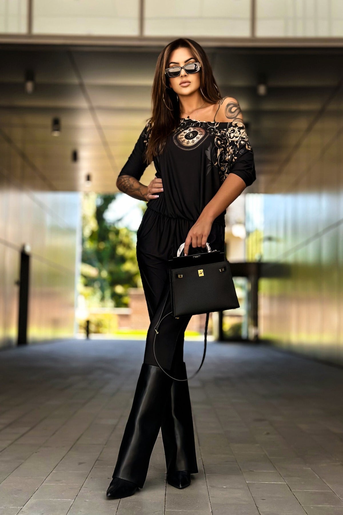 Salopette casual nera Moda-Mania con fantasia damasacata e tasche laterali, vestibilità comoda e stile elegante.