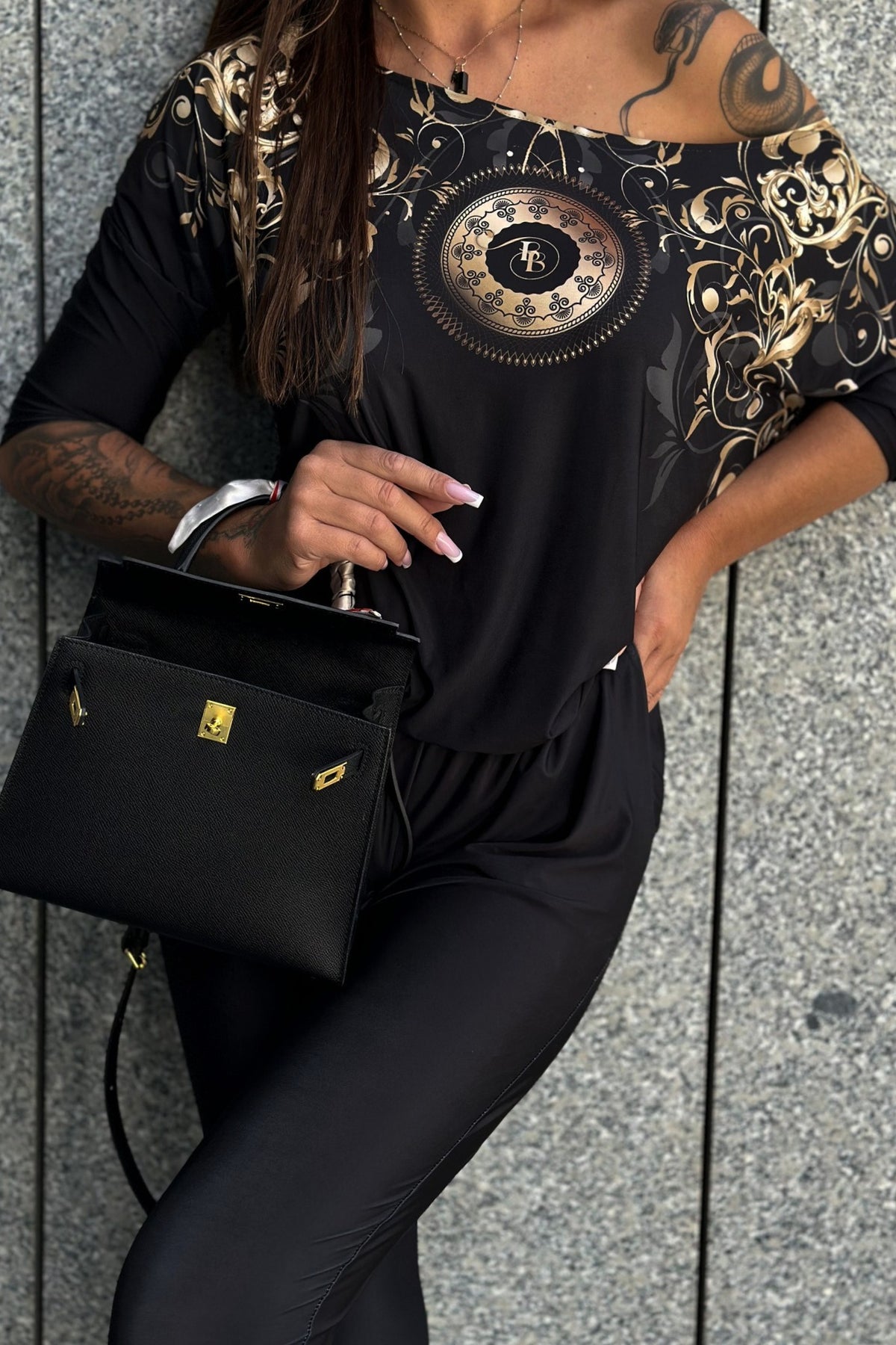 Salopette casual nera Moda-Mania con fantasia damasacata e tasche laterali, perfetta per uno stile comodo e alla moda.