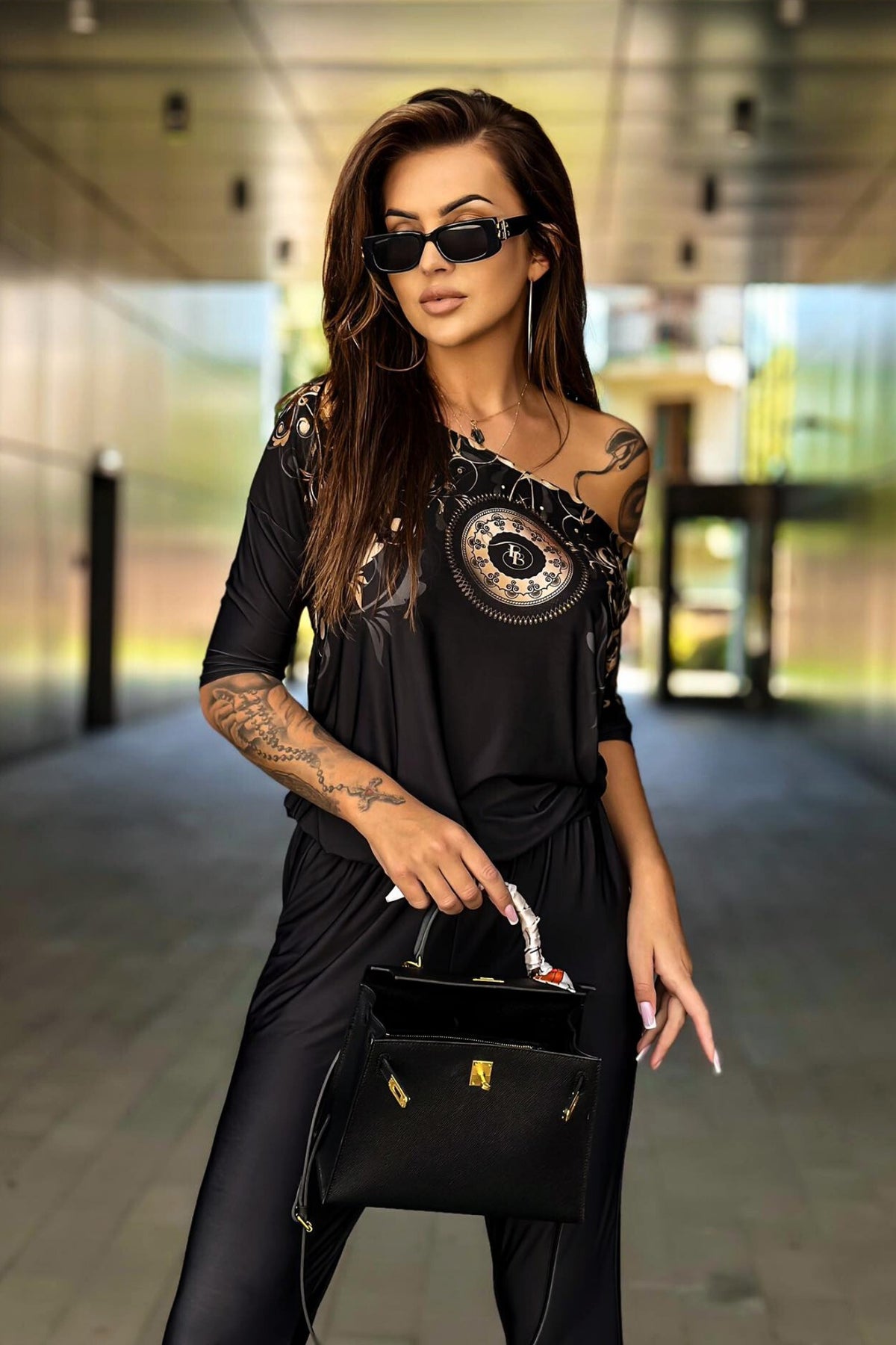 Salopette casual nera Moda-Mania con fantasia damasacata e tasche laterali, vestibilità comoda e stile elegante.