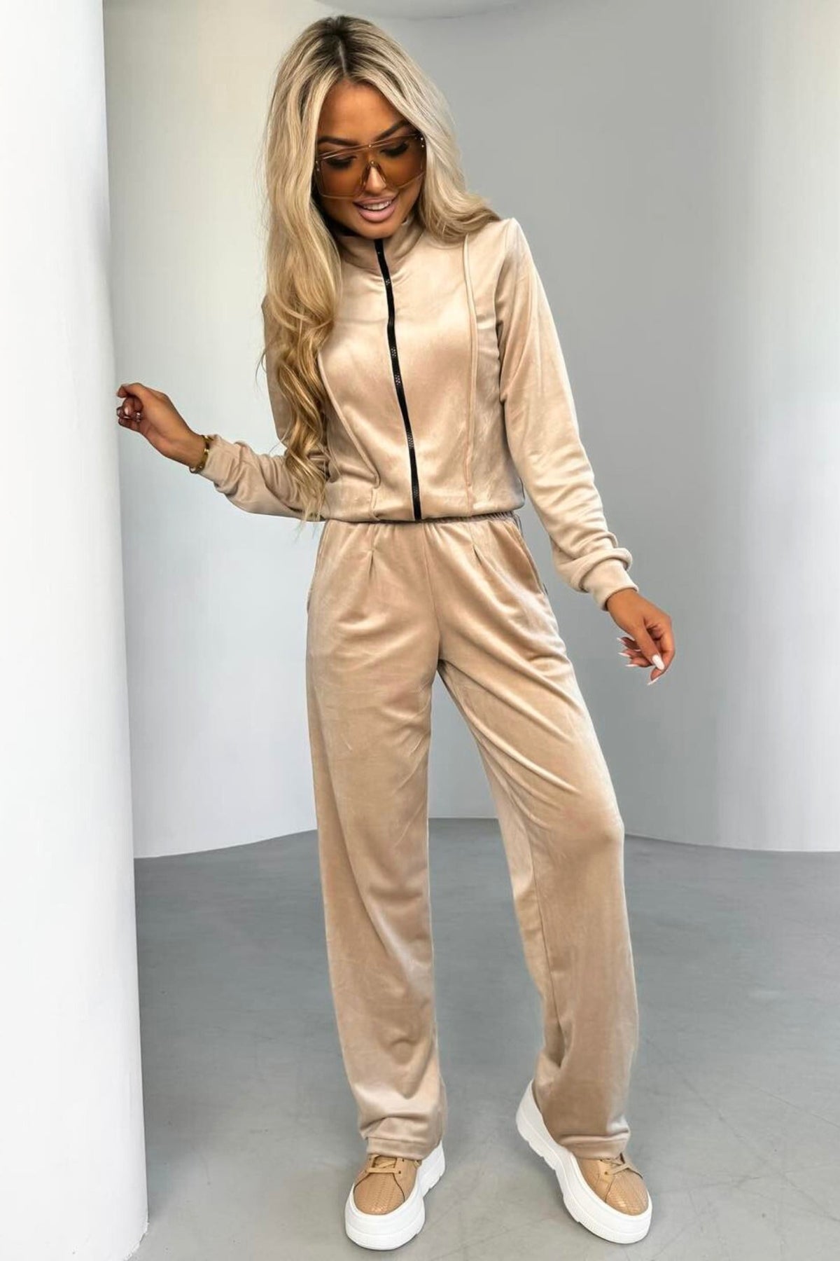 Tuta comfort casual beige in ciniglia Moda-Mania con zip, elastico in vita e gamba larga, ideale per stile sportivo e relax.
